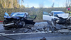 Czołowe zderzenie na DK16. Trzy osoby w szpitalu Czołowe zderzenie na DK16. Trzy osoby w szpitalu